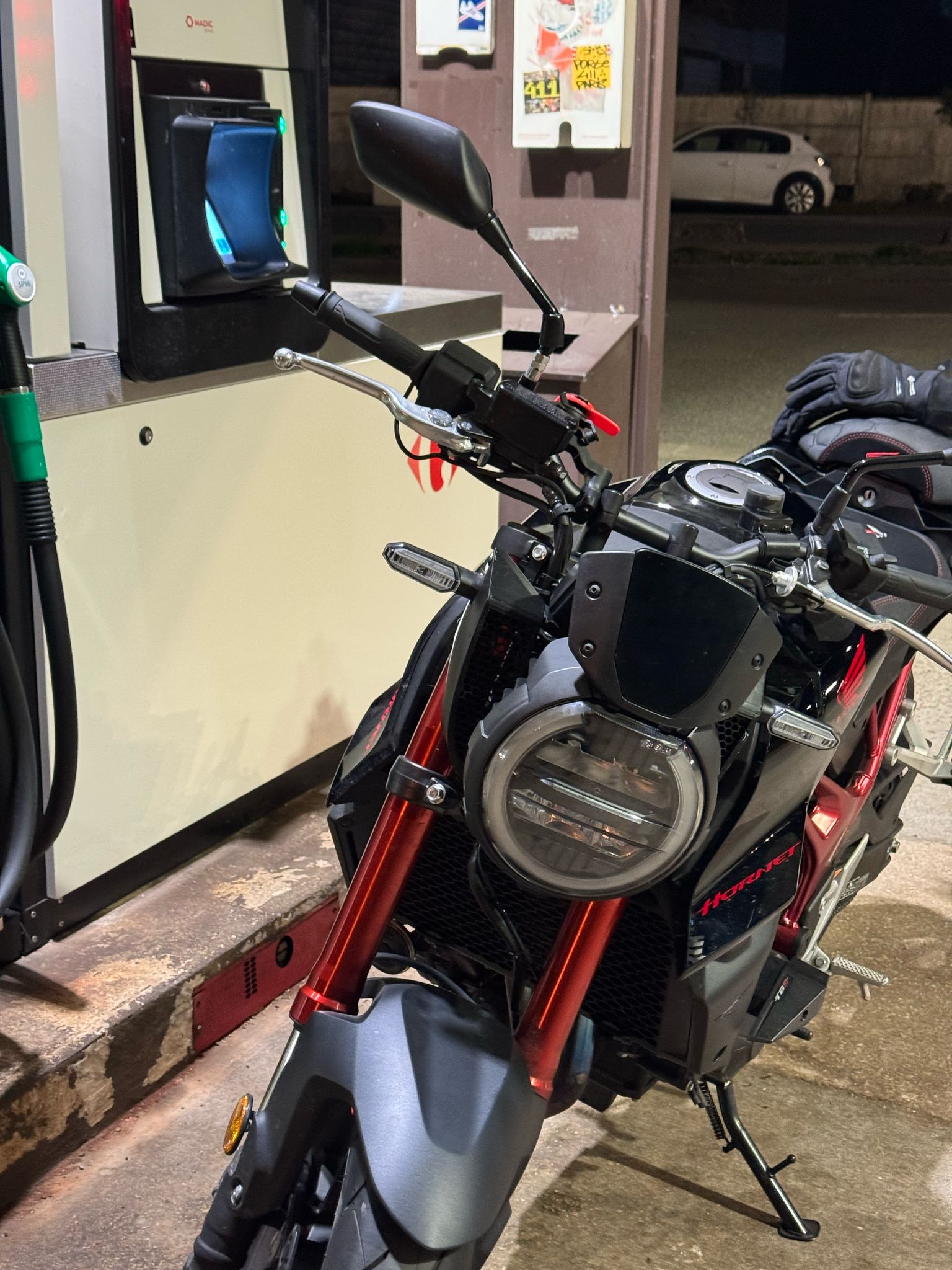 Neoretro CB750 Hornet round headlight conversion kit