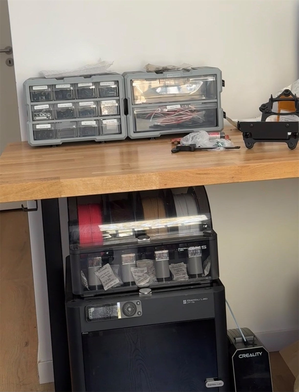 Établi et rangement visserie de l'atelier